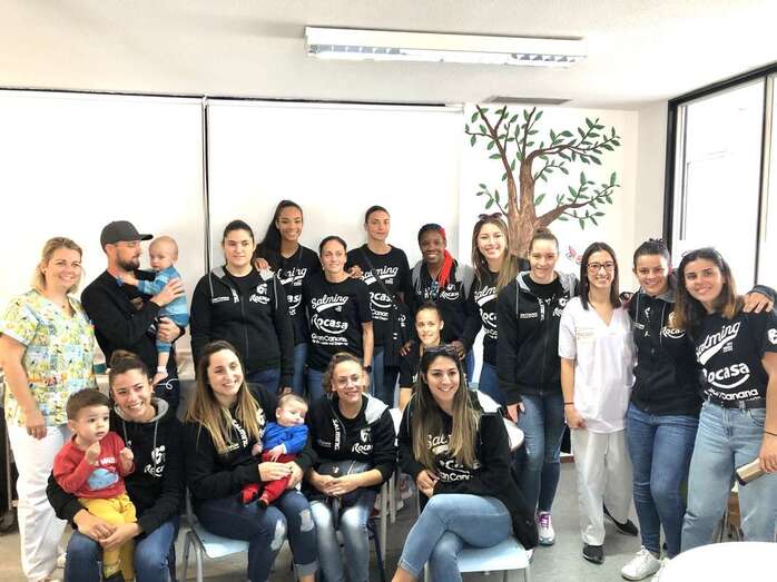 Imagen de las jugadoras en el Hospital Materno Infantil (Foto TA)